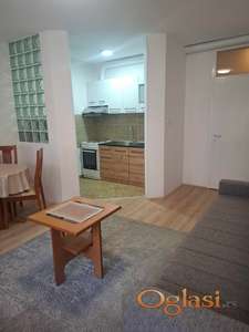 Lepa konforna garsonjera  Podbara/Kej